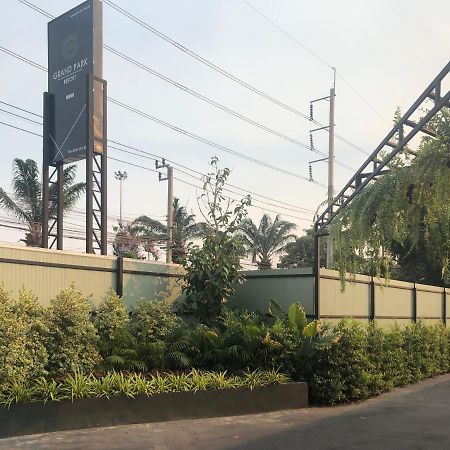 Grand Park Resort Bangkok Exterior photo